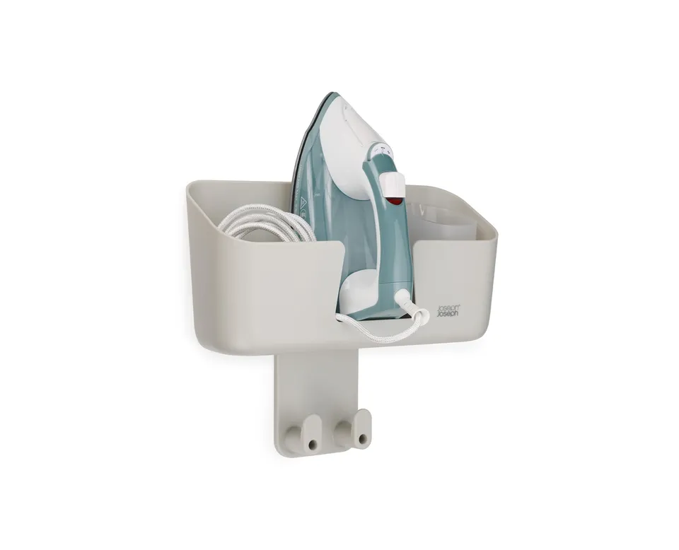 joseph-joseph-ironhub-supporto-a-parete-per-asse-da-stiro-con-portacrociere-e-ca image 1