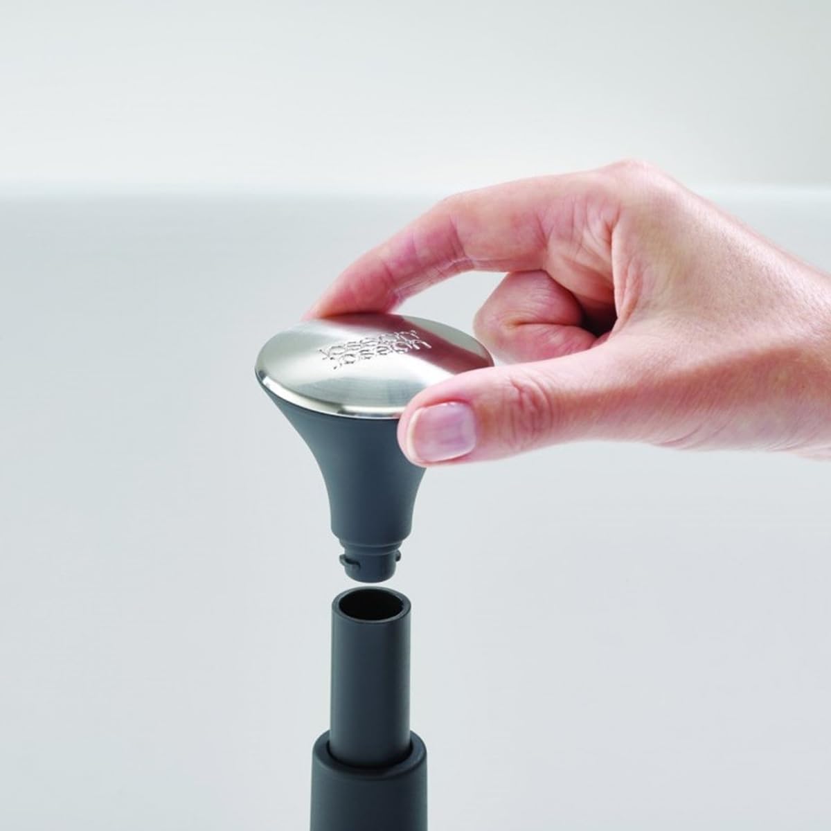 joseph-joseph-push-tear-portarotolo-da-cucina-a-strappo-facile-base-antiscivolo- image 2