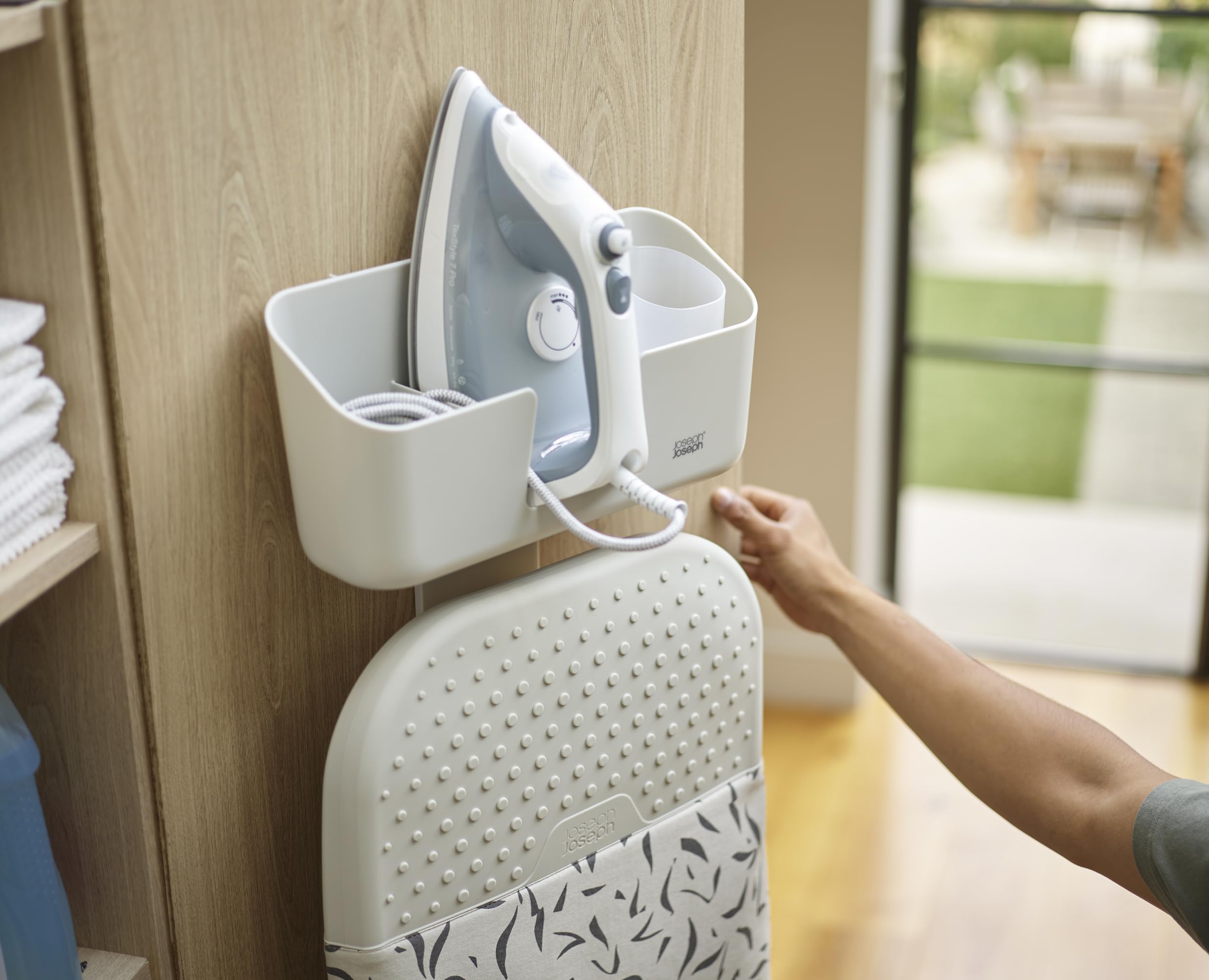 joseph-joseph-ironhub-supporto-a-parete-per-asse-da-stiro-con-portacrociere-e-ca image 2