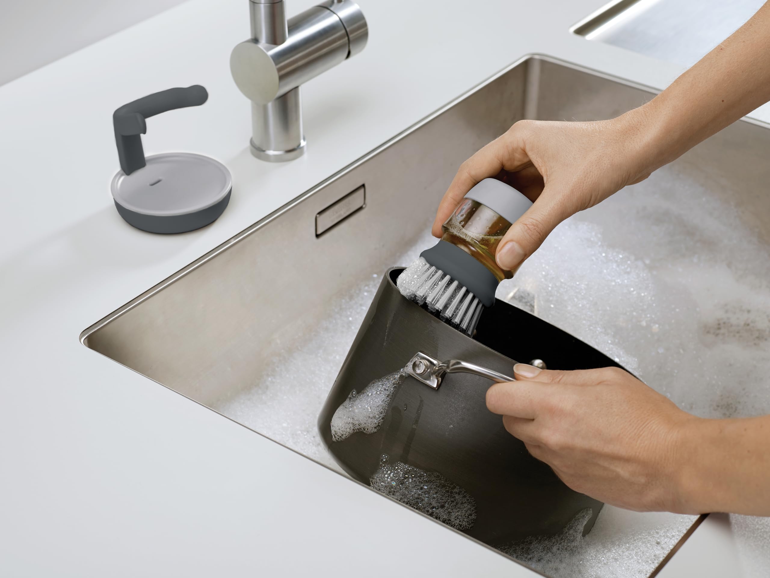 joseph-joseph-palm-scrub-spazzolino-da-cucina-con-dispenser-di-sapone-ricaricabi image 6