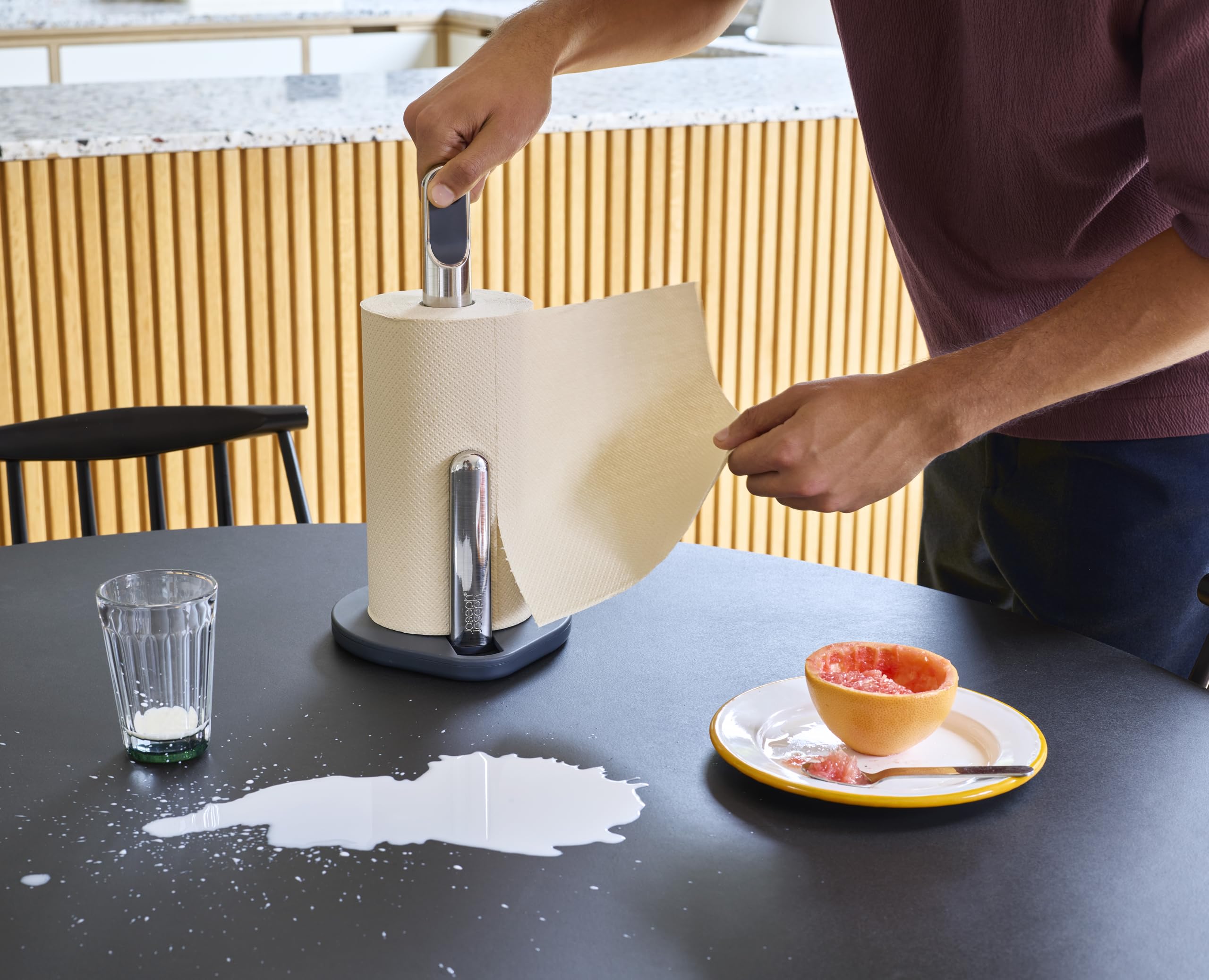 joseph-joseph-hold-portarotolo-da-cucina-con-braccio-a-molla-base-pesante-antisc image 3