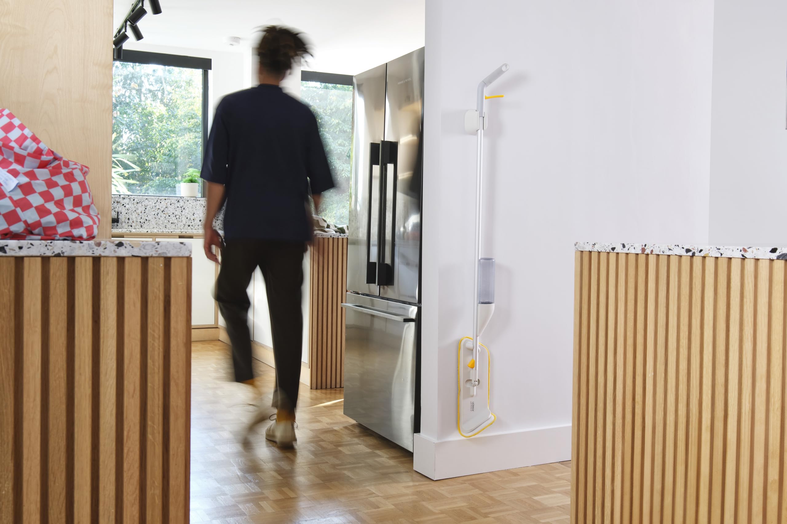 joseph-joseph-cleantech-mocio-spray-2-in-1-con-panno-in-microfibra-lavabile-test image 2